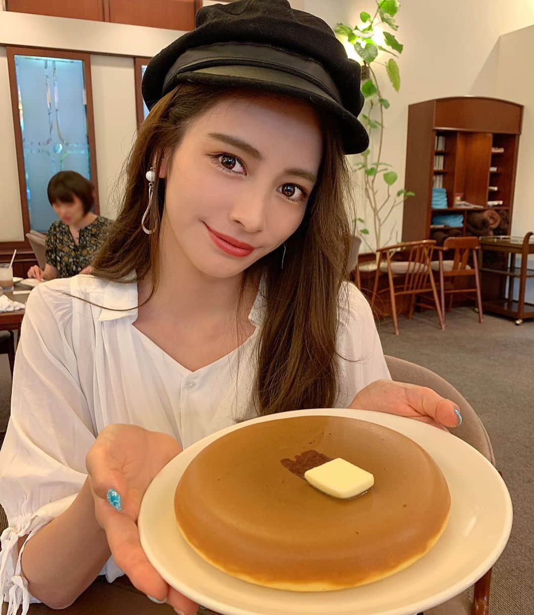 得あゆさんのインスタグラム写真 - (得あゆInstagram)「パンケーキ🥞ちゃん🍽 ・ ウエスト青山ガーデンのパンケーキ🥞 ふわふわで美味しかった❤️ お腹ぺこぺこで食べたから幸せ❤️ ・ ・ ・ ・ ・ ・ ・ #ウエスト青山ガーデン#青山#カフェ#カフェ巡り#カフェ好き#秋服#秋#パンケーキ#パン#パンケーキ巡り#お茶#ランチ#お昼ごはん#女子会#オトナ女子#ファッション#シャツ#デート#休日#インスタ映え#カメラ女子#cafe#japanesegirl#date#pancake#cake」9月17日 19時50分 - tokuayu819