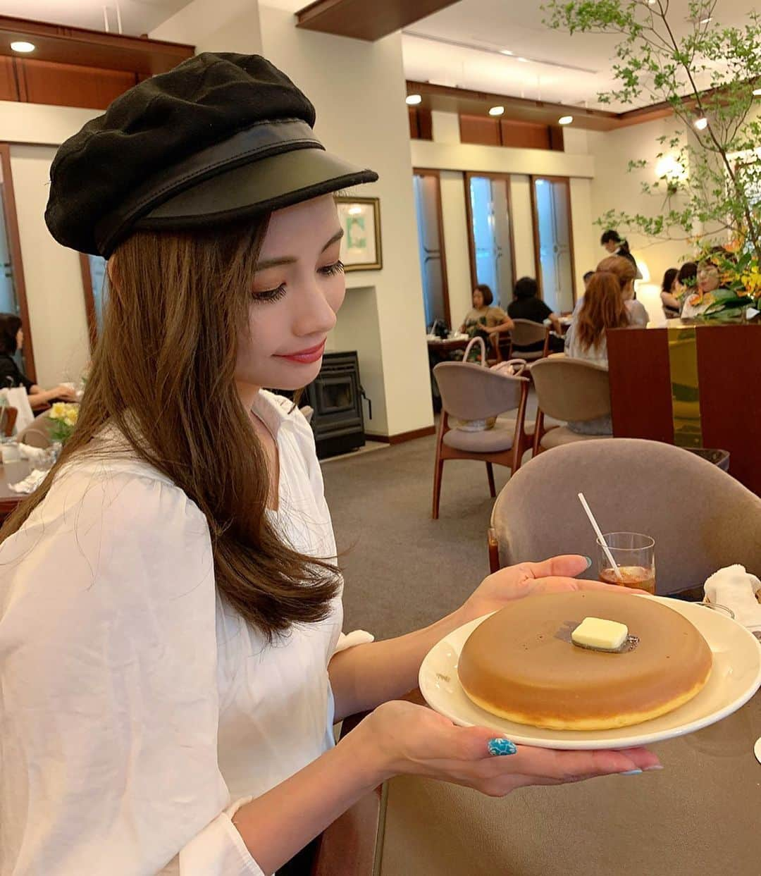 得あゆさんのインスタグラム写真 - (得あゆInstagram)「パンケーキ🥞ちゃん🍽 ・ ウエスト青山ガーデンのパンケーキ🥞 ふわふわで美味しかった❤️ お腹ぺこぺこで食べたから幸せ❤️ ・ ・ ・ ・ ・ ・ ・ #ウエスト青山ガーデン#青山#カフェ#カフェ巡り#カフェ好き#秋服#秋#パンケーキ#パン#パンケーキ巡り#お茶#ランチ#お昼ごはん#女子会#オトナ女子#ファッション#シャツ#デート#休日#インスタ映え#カメラ女子#cafe#japanesegirl#date#pancake#cake」9月17日 19時50分 - tokuayu819