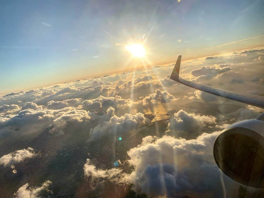 大森美知さんのインスタグラム写真 - (大森美知Instagram)「東京もどります✈️ いつも飛び立つ前たくさん写真 撮ったり毎回 家族とのバイバイに泣いてしまう。（笑）  愛用してる @casetify_jp の 名前入りミラーiPhoneケースが 夕日に反射して飛行機にうつった♡…michi  パワー充電できたし🌈🔋 また、がんばる。 ________________________________ #熊本 #福岡 #offday  #がまだすばい 📱 #CASETiFY #CASETiFYミラーケース #StateYourCase」9月17日 19時53分 - michi_oomori_official