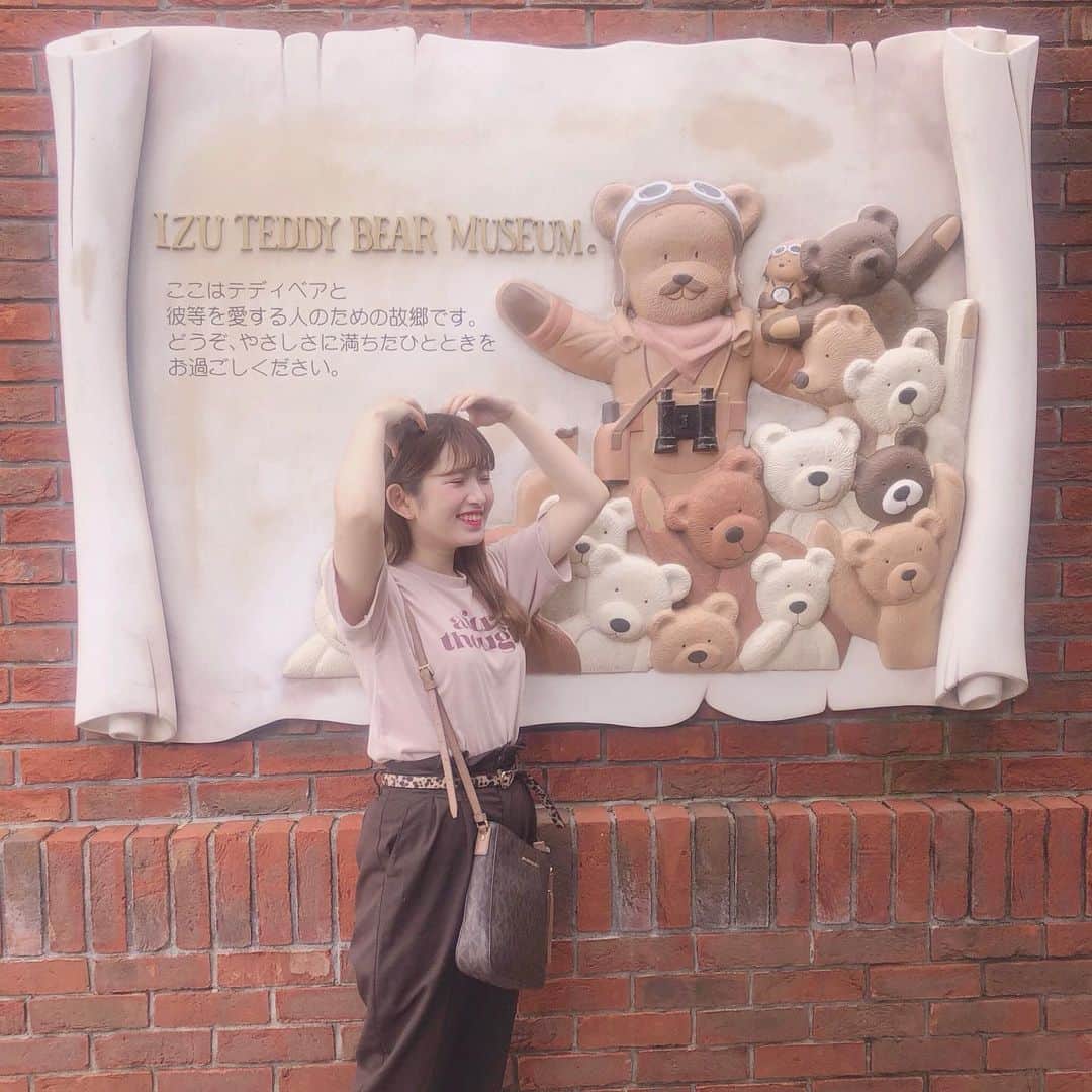 青木菜花のインスタグラム：「.﻿ .﻿ 久々の投稿になっちゃった😖﻿ くまポーズ🧸💞💞﻿ .﻿ .﻿ #テディベアミュージアム #クマ #可愛い #伊豆 #テディベア #instagood #instalike #l4l」