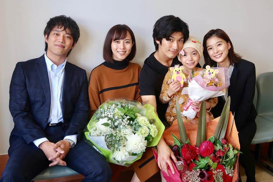 フジテレビ ドラマ「TWO WEEKS」さんのインスタグラム写真 - (フジテレビ ドラマ「TWO WEEKS」Instagram)「✨⌚️最終回まであと1時間⌚️✨ . さぁいよいよ最終回が始まりますよーっ‼️ 実はスタッフも、集まってリアタイ視聴... 皆さんも是非一緒に盛り上がっていきましょう🙌 最後まで応援、よろしくお願いします📣✨ . 春馬さんからのメッセージ🐎💌 「自分がいろんな人たちの思いを背負いながら育んだ父性愛の集大成が、最終話の見どころです。それぞれの思いの行方がどこに落ち着くのか？最終話は最後の1分1秒まで見逃さないで欲しいです！」 .  #TWOWEEKS #TW #火9ドラマ #三浦春馬 #芳根京子 #比嘉愛未 #三浦貴大 #稲垣来泉 #近藤公園 #鈴木仁 #バッファロー吾郎A #磯村勇斗 #原沙知絵 #池田鉄洋 #高嶋政伸 #黒木瞳」9月17日 19時59分 - twoweeks_ktv