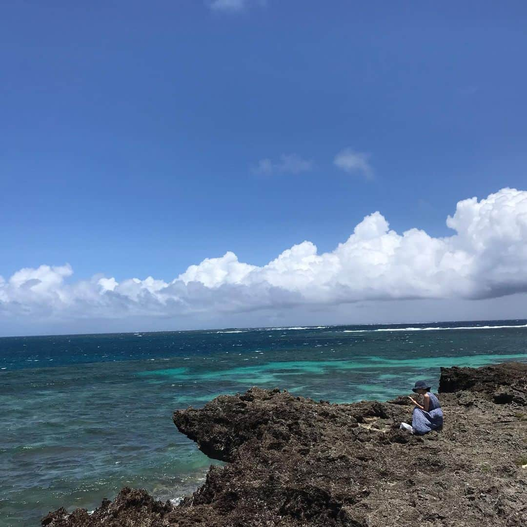 高橋麻美さんのインスタグラム写真 - (高橋麻美Instagram)「昨日のつづき♡ もちろん海もキレイ😍  パワースポット✨ 神の島と呼ばれているらしい😳 大好きな安室ちゃんも引退後に来てたみたい(*ﾟ∀ﾟ*)♪♪ #神の島#久高島 #okinawa#powerspot #安室奈美恵 同じ場所にいられた幸せ😌」9月17日 20時00分 - charmy421