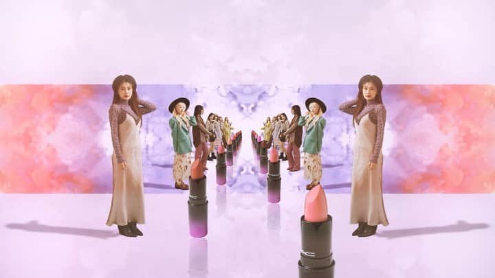 M∙A∙C Cosmetics Japanのインスタグラム：「⠀ IZ*ONEがまとうM·A·CのLOVE ME LIPSTICK #MACXIZONE ⠀ リップスティックの柔らかなテクスチャーからインスパイアを受けて”LOVE ME SOFTLY” をテーマにメンバー12人が異なるリップカラーをまとい、媚びないフェミニンな女性像を表現 ⠀ 9/18（水）～10/16（水） M·A·C公式オンラインショップ, 全国のM·A·C店舗にて NYLON JAPANと連動した限定ビジュアル4種が店舗別に展開します✨ ⠀ さらに期間中LOVE ME LIPSTICK(全24色対象)を含む税込6,480円以上(10/1（火）～税込6,600円以上) をお買いあげの方に製品パッケージからインスパイアされたLOVE MEキーチェーンをプレゼント致します。 ⠀ *なくなり次第終了となります *お1人様1会計につき1個までとなります *全部で３色展開ですが、色はお選び頂けません *M·A·C公式オンラインショップは、9/18（水）10:00開始となります ⠀ ⠀ ⠀ ⠀ ⠀ #MACCosmeticsJapan #MACコスメ #MACCosmetics #MAC #MACLoveMe #MACラブミー #MACリップ #IZONE #アイズワン #아이즈원 #リップ #キャンペーン #NYLONJAPAN #NYLONJP」
