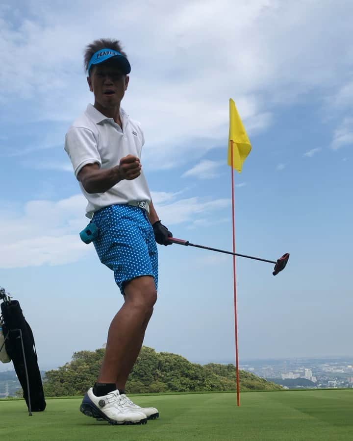 のインスタグラム：「「撮りまーす」って言ってしまった笑 ・ バーディ⛳️ ・ んー、しかしスコアが94から伸びない💧 ・ #年内に90切る #切れなかったら坊主にします #嘘です素直に謝ります🙇‍♂️ #切れなかった時の罰決めて #golf #ゴルフ」