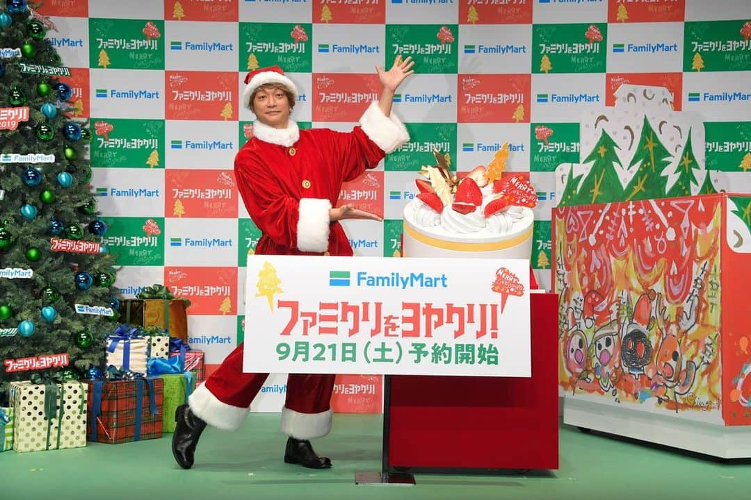 新しい地図さんのインスタグラム写真 - (新しい地図Instagram)「香取慎吾がファミリーマートのクリスマス「ファミクリをヨヤクリ！」のイメージキャラクターに決定！ ㅤㅤㅤㅤㅤㅤㅤㅤㅤㅤㅤㅤㅤ 本日イベントが行われ香取がスペシャルゲストとして登場。 さらに香取プロデュースのクリスマスケーキもお披露目されました！ https://contents.atarashiichizu.com/?p=10855&post_type=chizu_topic ㅤㅤㅤㅤㅤㅤㅤㅤㅤㅤㅤㅤㅤ #新しい地図 #atarashiichizu #香取慎吾 #ShingoKatori」9月17日 20時10分 - atarashiichizu