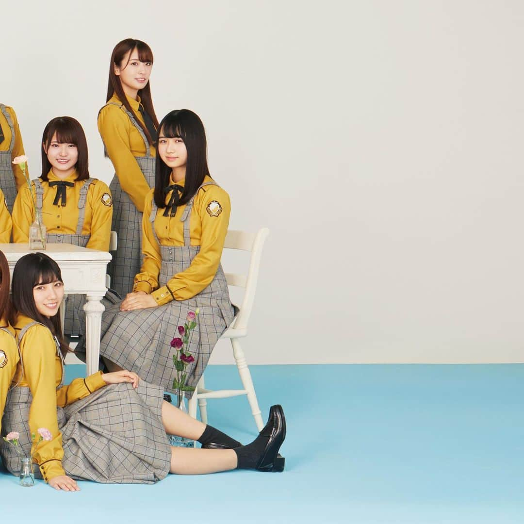 永瀬由衣のインスタグラム：「日向坂46の3rd single「こんなに好きになっちゃっていいの？」こちらはアー写！ ステージ衣装バージョンとなっており、ジャケットとは違った表情を見せつつ、凛と佇むお花のアイディアは統一しました🌼 10/2リリースです！ #日向坂46 #こんなに好きになっちゃっていいの #れもんらいふ ⋆ AD：永瀬由衣(れもんらいふ) PH：北岡稔章 @toshiakikitaoka」