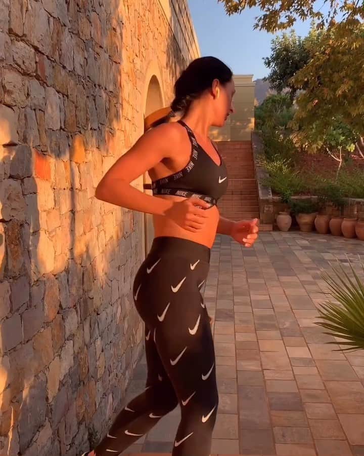 ヤナ・イグリアンのインスタグラム：「Лестница — отличный тренажер, за который не надо платить.😏 Она всегда «под ногами», и чтобы начать, нужно только желание. Так почему бы не превратить ежедневное хождение по лестничным пролетам в эффективную тренировку?🤔 ⠀ ✅Упражнения с лестницей улучшают работу сердца. Ежедневная ходьба по ступенькам поможет укрепить сердечно-сосудистую систему, а также снизит возможность инсульта или инфаркта. ✅Занятия укрепляют мышцы ног и ягодиц. Во время упражнений задействуются икры и бедра, что помогает проработать их рельеф. Также подтягивается попа. ✅Ежедневный подъем по лестничным пролетам способствует похудению. Во время ходьбы увеличивается расход калорий. За одну усиленную тренировку в 30 мин. возможно потерять до 700 ккал.! ✅С помощью упражнений укрепляются мышцы ног, спины и пресса. Регулярные тренировки помогают справиться с болезнями дыхательных путей. В результате разрабатываются легкие, и пропадает одышка. ⠀ 🏃🏻‍♀️Начните с бокового приседа 🏃🏻‍♀️Потом выполните выпады на лестнице 🏃🏻‍♀️Следующим станет подъем в позе приседания 🏃🏻‍♀️Затем сделайте прыжки в длину 🏃🏻‍♀️Закончите зарядку подъемом на пальцах *У меня на видео импровизация😄👌🏼 ⠀ Такой небольшой комплекс поможет новичку начать прорабатывать ноги и попу👌🏼 Каждое упражнение выполняется так: 1 минуту работаем, 20 секунд отдыхаем, и так по кругу. При тяжести сократите до 30 секунд, и 15 секунд отдых.  Если вы привыкли к нагрузкам, то смело добавляйте дополнительные элементы и делайте больше подходов💪🏼」