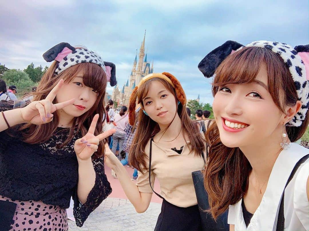 のインスタグラム：「❁.*･ﾟ * Ｄハロ♡ 突然「行こう！」ってなって スターライトで少しだけ遊んできました☺️ ㅤㅤ シーに行く事が多いから ランドは3年前のお仕事ぶりかな💡 ㅤㅤ 楽しかったぁ🥰 ㅤㅤ #2枚目の写真はおばけになりかけてるよ #このお菓子食べたら #おばけになっちゃうのかな⁉︎笑 #disney #disneyland #disneyhalloween #halloween #selfie #instapic #fashion #outfit #ootd #ディズニー #ディズニーランド #ディズニーハロウィン #Dハロ #ハロウィン #ディズニーコーデ #101匹わんちゃん #夢の国 #スターライト」