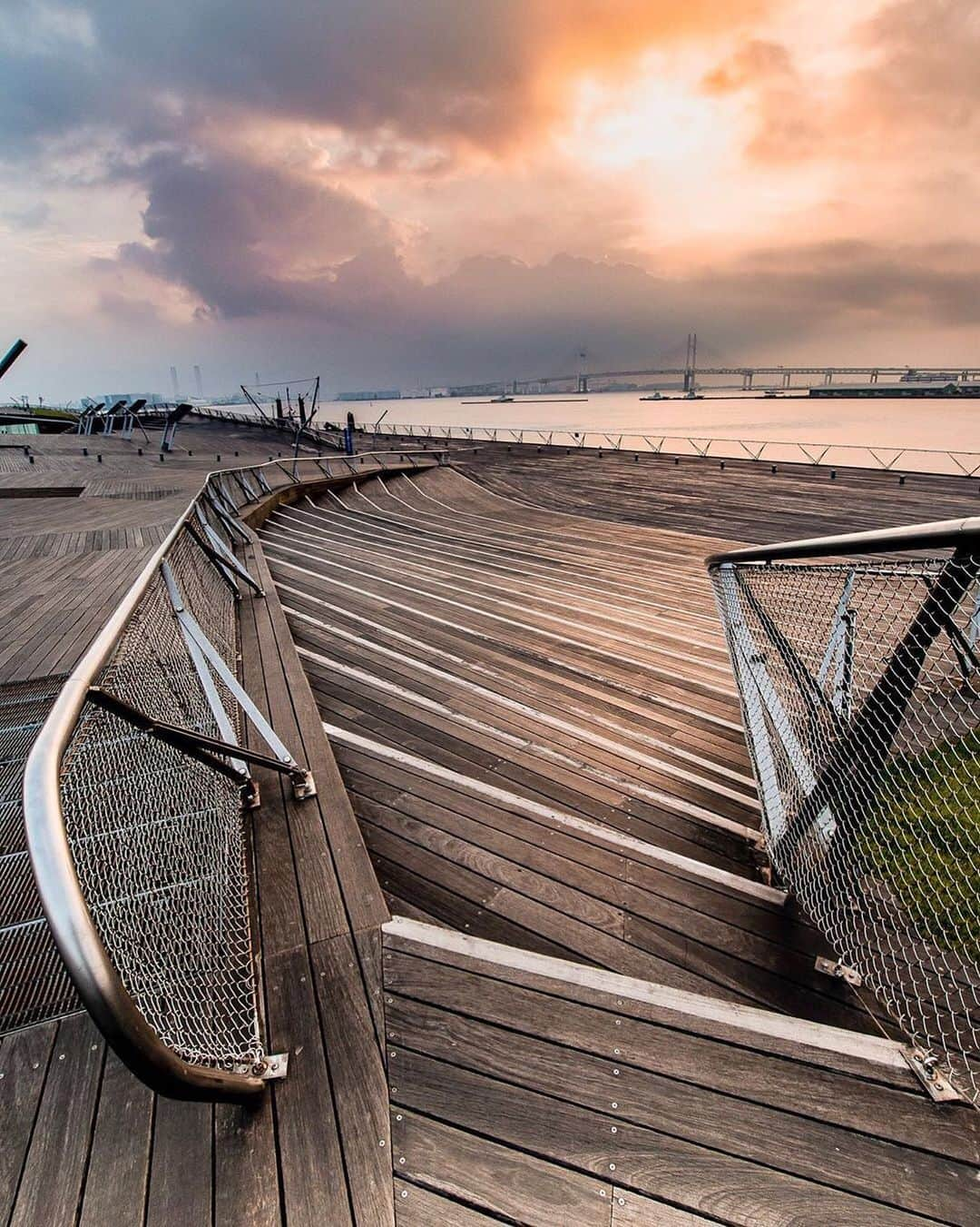 横浜市さんのインスタグラム写真 - (横浜市Instagram)「Serenity along our waterfront. Photo: @timmmmmmmmmm #myyokohama」9月17日 20時31分 - findyouryokohama_japan