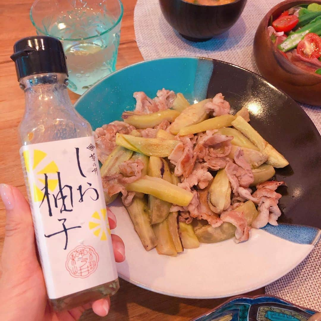 長谷川朋美さんのインスタグラム写真 - (長谷川朋美Instagram)「我が家の畑で採れる野菜は今季これで最後かな。 先日の台風で荒れに荒れたので…。 ウチの畑くらいでもめちゃくちゃになってショックだったから、大きな畑で農業お仕事でされている方のことを考えたら…もうどれだけショックなことか😭  悔しいだろうな。。でも自然のことばかりは仕方ないのだろうけど。 ・ 改めて私たちが食べる食物を作ってくれている生産者さんや、自然の恵みに感謝だよなぁ。 ・ 出張続きでなかなか畑に行く時間が取れていませんが、今週末は荒れた畑を耕して、秋野菜の準備でもするかな❣️ ・ 食卓のお椀は先日の#能登旅行 で#輪島 で買った漆のお椀。 ・ #塩ゆず は @holistic.foodstyle に頂いたの、重宝してます😍 ・  #感謝 #自然の恵み #vegetable #自給自足 #畑 #農業 #お家ごはん #holistic #holisticfoods #ヘルシーごはん #栄養満点 #野菜たっぷり #輪島塗り #漆」9月17日 20時31分 - hasegawa.elena.tomomi