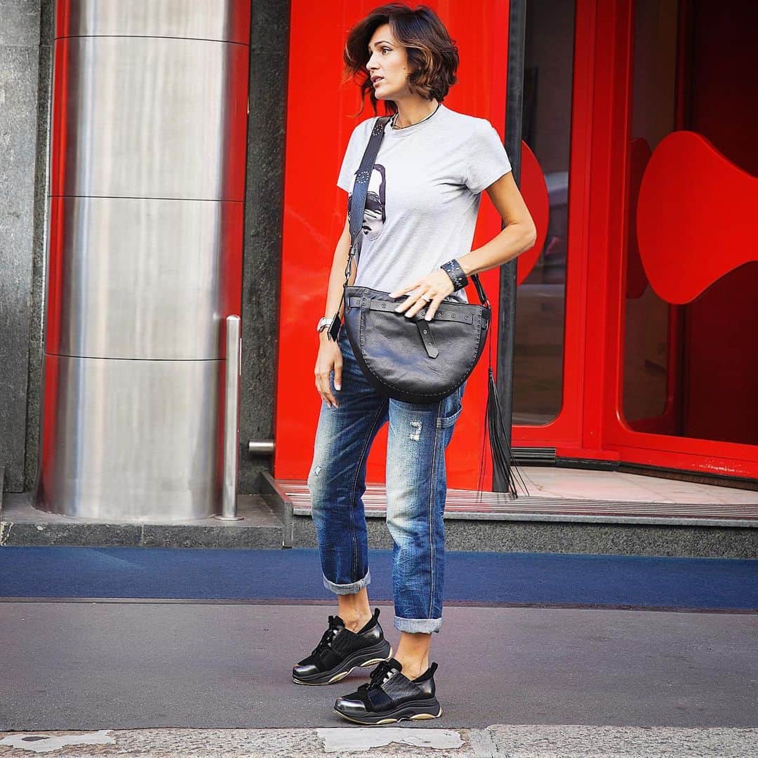 のインスタグラム：「My go-to fashion uniform would be jeans and some really cool sneakers from Hybrid collection by Henry Beguelin. #henrybeguelin#hybrid#collection#bag#susy#sneakers#tennis#black#vegetaltannedleather#」