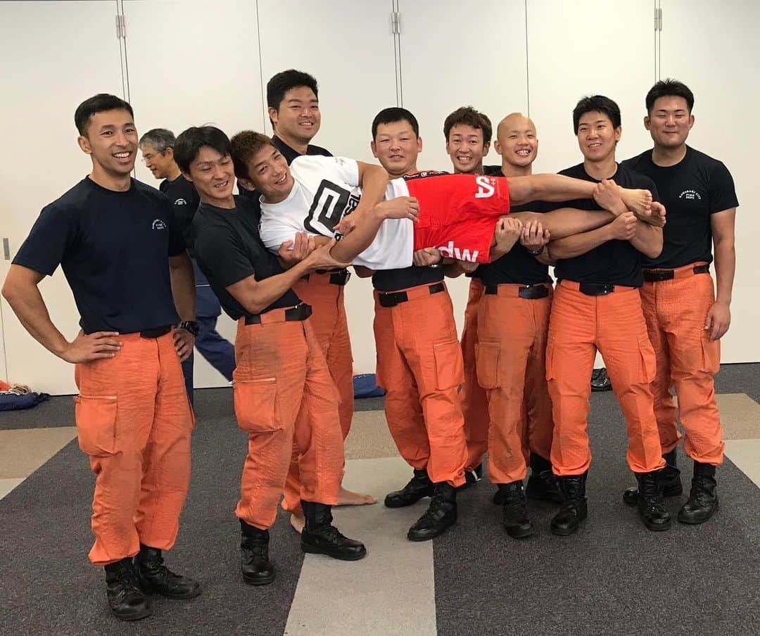 所英男さんのインスタグラム写真 - (所英男Instagram)「武蔵小杉の中原消防署で「カラダの作りかた教室」をさせていただきました。自分なんかよりずっと鍛えてる方を前にお恥ずかしいですが、自分が普段やってるトレーニングや、競技じゃないとやらなさそうなトレーニングを選んでやらせていただきました。皆さん、基礎体力が凄くて楽しんでやってくださり嬉しかったです！特に救助隊の方は凄かった！！まさかの石井消防署長まで参加されててびっくりしました！そして、所プラスの第2代王者の加賀谷くんとも久しぶりに会えて嬉しかったです！^_^石井消防署長、熊谷さん、柳屋さんはじめ、中原消防署の皆さん 今日はありがとうございました！ぜひ次回はストレッチをやらせていただけたら！！^_^ #武蔵小杉 #中原消防署 #所プラス」9月17日 20時27分 - tokorohideo