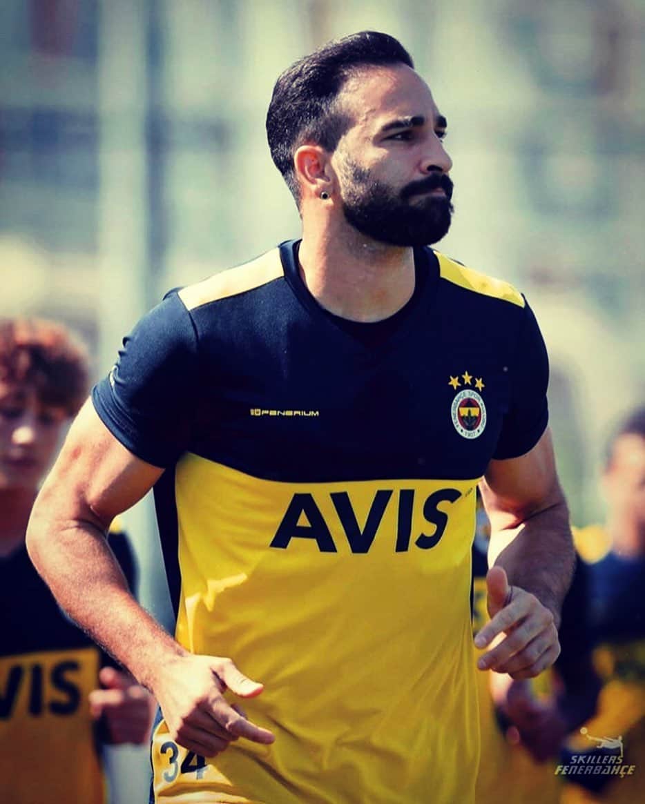アディル・ラミのインスタグラム：「Don’t start your day with the broken pieces of yesterday . Every morning is a new beginning . #nevergiveup 💪🏽 #work #fight #thinkpositive #team #together @fenerbahce 💙💛 @skillersfenerbahce 🤷🏻‍♂️ teşekkürler ( picture )」