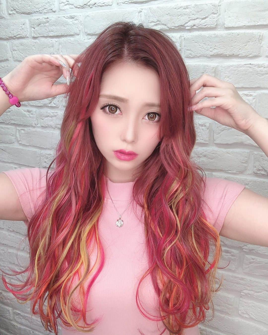 のインスタグラム：「にゅーへあー💋Red!!!!❤️❤️﻿ ﻿ 19日の沖縄でのレッドPartyに備え﻿ 髪色、赤にしたかったんだけど﻿ 単色は派手さ薄いかなぁと思って﻿ オレンジレッド、ピンクレッド﻿ 黄色とか合いそうな暖色系を﻿ メッシュでバーッと入れたよ🐙🧡﻿ ﻿ "人と被らなそう"をテーマに﻿ 毎回髪色を考えてるんだけど﻿ ネタ切れになってきたりでww﻿ 担当あんでぃーさんの発想も神で﻿ オソロは是非アンクでやって欲しい✨﻿ あんでぃーさんにしか出来ない!!!!﻿ ﻿ そしてこれで沖縄の準備ばっちり❣️﻿ 楽しみすぎるー💗💗💗💗💗💗﻿ ﻿ アンク表参道店 @ankhcross_omotesando ﻿ @kei0926 さんにおまかせ🙇‍♀️💗 ﻿ 《アンククロスグループ初回の方の﻿ InstagramDMからANDY指名予約に限り﻿ 全メニュー20%オフでご案内出来ます📣》﻿ ﻿ 新発売のロアエクステジョーカーが﻿ 初めての方はどなたでも1枚430円が無制限‼︎﻿ (定価は1本630円なのでとってもお得✌️)﻿ ﻿  #hair #haircolor #hairstyle  #派手髪 #ピクセル #ピクセルカラー #シールエクステ #エクステ #かきあげ前髪 #red #redhair #❤️」