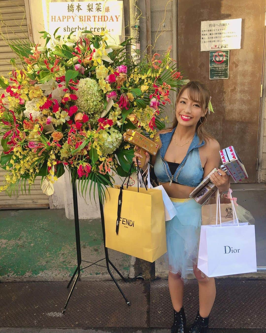 橋本梨菜さんのインスタグラム写真 - (橋本梨菜Instagram)「大阪生誕ライブありがとうございました。めちゃくちゃ楽しかったし暖かさに思わず涙がぽろぽろ溢れてしまいました。キラキラうちわもブラックダイヤモンドケーキもプレゼントもスタンド花も全て梨菜を喜ぶ顔が見たいからってその気持ちが本当にありがたくて沢山の愛をありがとう。顔面ケーキも愛やな〜」9月17日 20時39分 - hashimoto_rina_