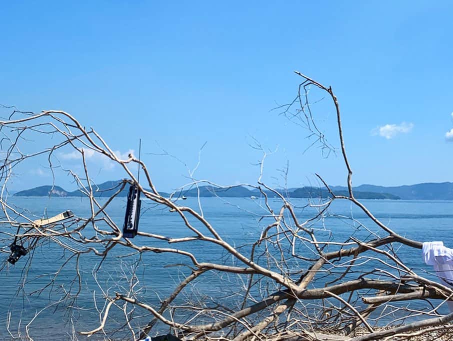 大田由香梨さんのインスタグラム写真 - (大田由香梨Instagram)「Jiroちゃんは「真鍋島は何もないじゃけん、時が止まってる」と言っていたけど「必要なものは全てあるから止まったんだ」と私には感じました。  物質的な事だけでなく。「全てがある」とはこういう事なんだなと❤︎ 最終日は、近所の漁師さんの漁船で無人島へ運んでもらい🏝 石投げしたり、プカプカ浮いたり、ゴミ拾いしたり🧘🏻‍♀️ 子供の頃に戻れたような1日でした。  とにかく充電いっぱい🔋  たった2日の夏休みは、心の奥深く刻まれました♡ 良くして頂いた島の皆様ありがとうございました☺️🙏🏻✨ #JiroPapaのカニが忘れられない😭👍🏻 #manabeshima2019 #Lastsummer ＃夏休み終わり」9月17日 20時33分 - otayukari