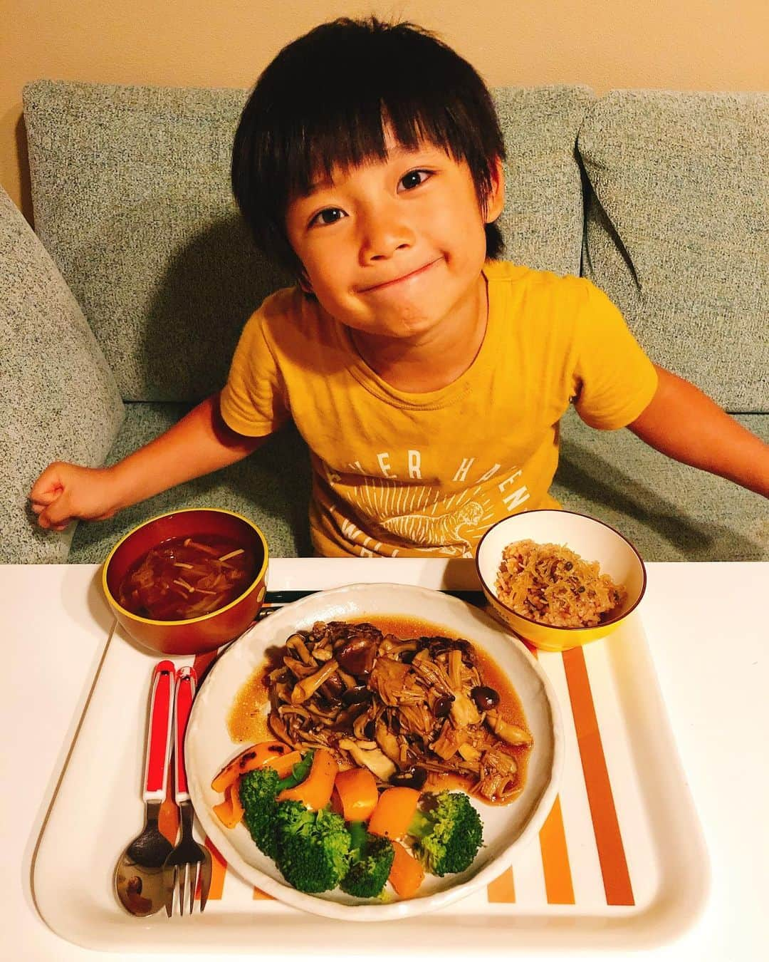 山田まりやさんのインスタグラム写真 - (山田まりやInstagram)「今日の晩ご飯もムネシェフ大活躍❣️ハンバーグのきのこたっぷりソースがけ😋 ・ 公園に行くのが遅くなり💦 ダッシュでスーパーに行き帰って来て 18:50から作り始めたけど😅 ・ ムネシェフの華麗なるお手伝いのおかげで30分で完成❣️😆🙌✨✨✨ ・ 1番助かるのは毎日 「何食べたい？」って聞くと 直ぐに「ハンバーグ！！」など 明確に答えてくれる事❣️ ・ きっと将来の奥さんにも 喜んで貰えるでしょう😆🙌✨って 気が早過ぎますが😂www ・ 白菜としめじとえのきと 4年熟成の手前味噌でお味噌汁😋 ・ #なでしこ健康生活 で炊いた #酵素玄米 withちりめん山椒 ・ #ムネくん  @central_official_  #ムネシェフ  #晩ご飯  #お手伝い  #スーパー助かる  #いつもありがとう  #洗い物も上手  #これらは全て  #時間さえあれば  #何でもやってくれる  #パパのおかげ 😂www」9月17日 20時47分 - mariya.yamada