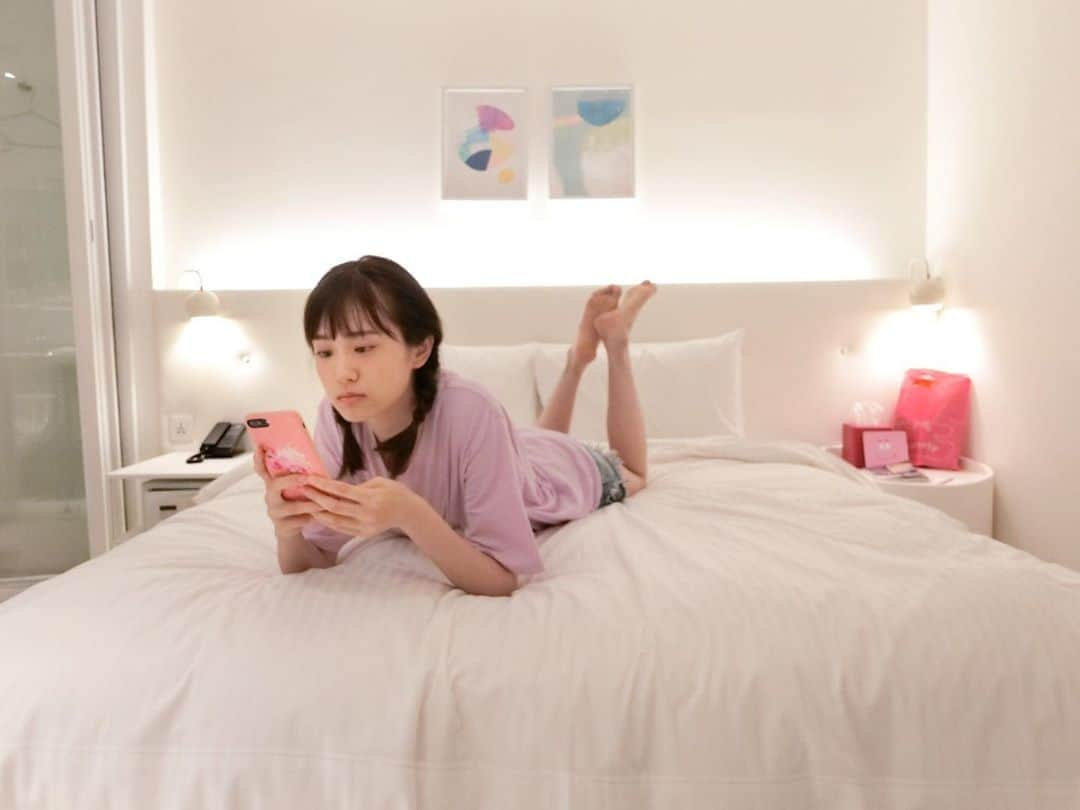 尾碕真花さんのインスタグラム写真 - (尾碕真花Instagram)「. . ホテルの部屋が可愛かった☺︎ . 日本から出てどこに行ってきたでしょー！ .」9月17日 20時40分 - ichika_osaki_official