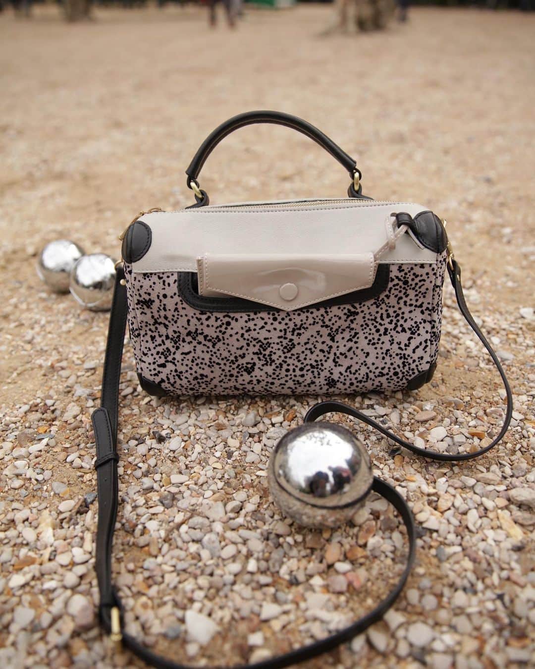 ジャマンピュエッシュのインスタグラム：「Playful yet practical, the Divan features patterned flocked leather as well as shiny patent leather. With a detachable pochette in its own exterior pocket, top handle, and removable cross-body strap, you'll find multiple uses for this retro bag inspired by Parisian school bags.  #jaminpuech #paris #parisfashionweek #fashion #bag」