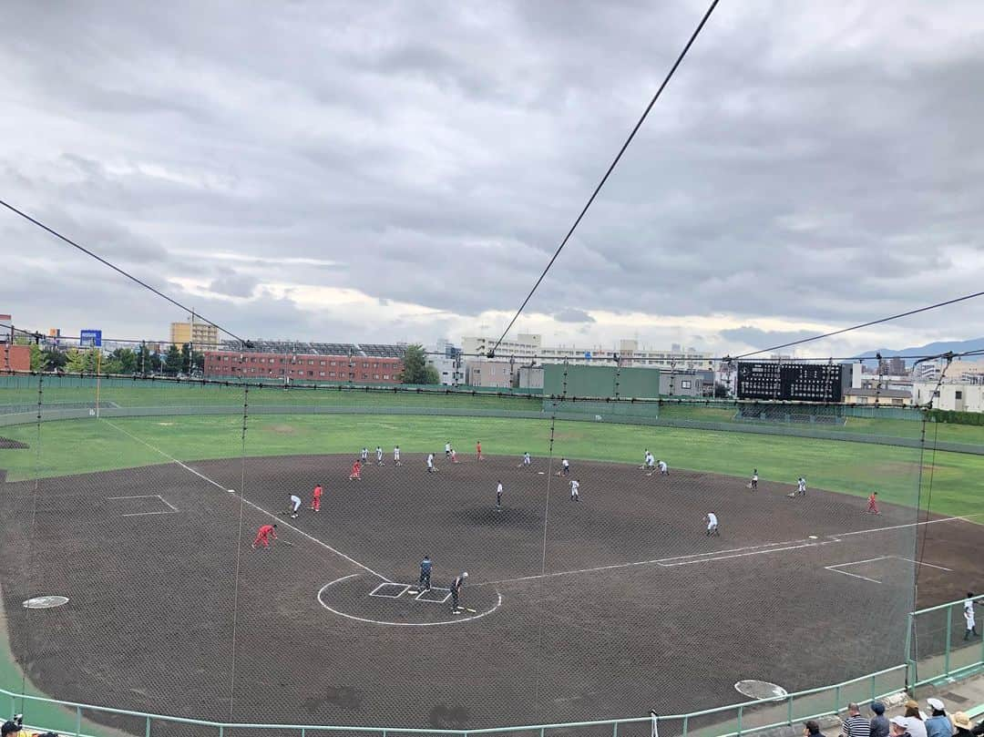 五十幡裕介さんのインスタグラム写真 - (五十幡裕介Instagram)「高校野球、 夏の甲子園大会が幕を閉じてから間もなく1ヶ月。 まだ1ヶ月しか経っていませんが、 3年生が引退して1,2年生のみの新チームが始動し、 来年春のセンバツに向けた秋の大会が始まりました！ 来月行われる秋の全道大会には、 夏の南北海道大会で準優勝した国際情報をはじめ、 秋連覇を目指す札幌大谷、 夏ベスト4の東海大札幌などが出場を決めましたが、 夏の甲子園に出場した北照、 2大会連続のセンバツを目指した札幌第一、 さらには、駒大苫小牧、北海といった強豪校が 地区大会で姿を消しました。 秋の大会は、センバツの選考の指標となる大会。 また、3年生が引退して1,2年生の新チームで戦うので、 夏からの変化を見て取材することが、 本当にワクワクします。 円山球場で歓喜の輪を作るのは、一体どのチームなのか。 全道大会の開幕は、来月6日(日)です！  #高校野球 #北海道 #秋季 #地区大会 #開催中 #全道大会 には #札幌日大 #国際情報 #東海大札幌 #札幌山の手 #札幌大谷 #札幌龍谷 #鵡川 #北海道栄 #稚内大谷 #別海 #武修館 が #出場 を決めています #おめでとうございます！ #函館 #小樽 #旭川 #空知 #十勝 #北見 はこれから！ #センバツ #甲子園 #HTB #アナウンサー #五十幡裕介」9月17日 20時45分 - htb_isohatayusuke