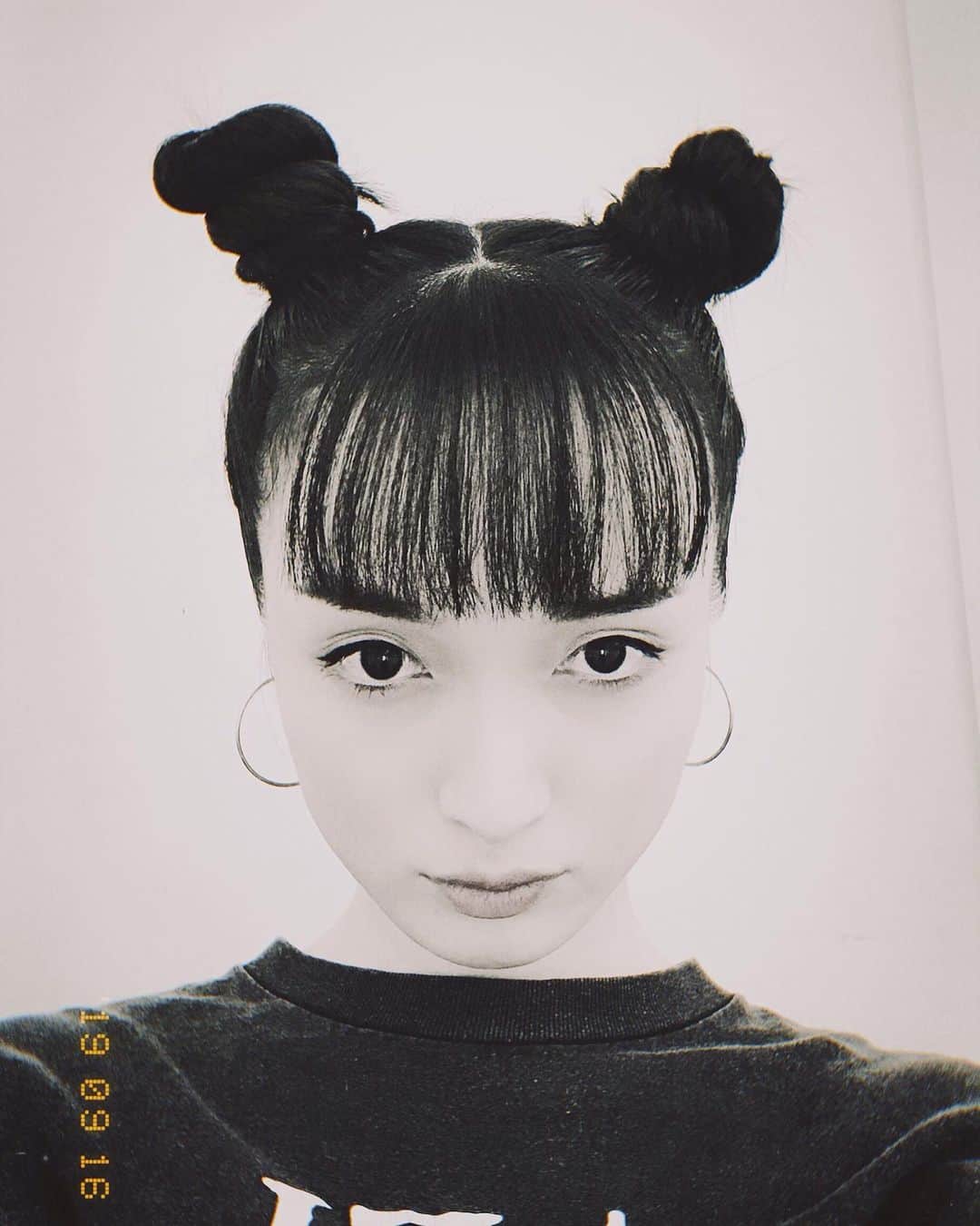 奥村佳恵のインスタグラム：「😈 #お団子頭 #twobuns」