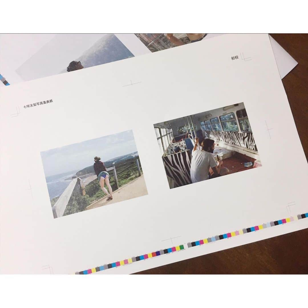 七咲友梨さんのインスタグラム写真 - (七咲友梨Instagram)「個展開催に伴い、写真集も制作中です📘 表紙どっちにしようかなぁ。 ・展示のDMと同じ、つかみ切れない不思議な写真（これどこ？っていう場所の男の人の写真）か、 ・分かりやすいおちゃめな写真(風が吹いて水着が見えちゃった女の子)か。  どっちが好きですか〜？🙄 . . . 「朝になれば鳥たちが騒ぎだすだろう」(出版レーベル : 1.3h) . . #キヤノンギャラリー #canongallery #キヤノンギャラリー銀座 #キヤノンギャラリー大阪 #canongalleryginza #canongalleryosaka #キヤノン #canon #朝になれば鳥たちが騒ぎだすだろう #七咲友梨 #yurinanasaki #nanasakiyuri #写真展 #photoexhibition #旅 #trip #photobook #写真集 #1.3h #イッテンサンジカン」9月17日 20時51分 - nanasaki_yuri