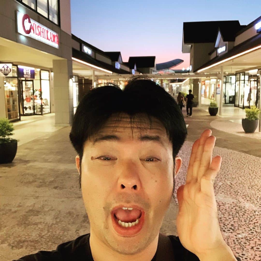 西川晃啓のインスタグラム：「気絶夕焼け  夕焼けをバックに気絶 #あるある探検隊#レギュラー#気絶#気絶の日々#ギャグ#休日#買い物#木更津#三井アウトレットパーク#衣装#購入#靴#のんびり#快晴#夕焼け#綺麗#夜#秋#夜風#気持ちいい」