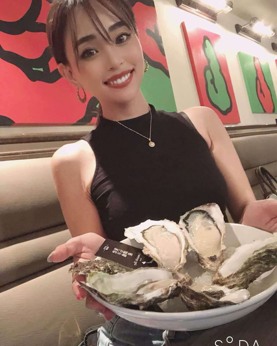 yumiのインスタグラム：「. やっほゆみだよ🌈 牡蠣だぁぁ〜いすき😚💓🐚 生牡蠣30個は食べました🐚💓 めっちゃ美味しかったし楽しかった😆✨ . 週末気温下がるらしいから風邪ひかないようにね🙋‍♂️💓 . . #oysterbar #暴食♡」