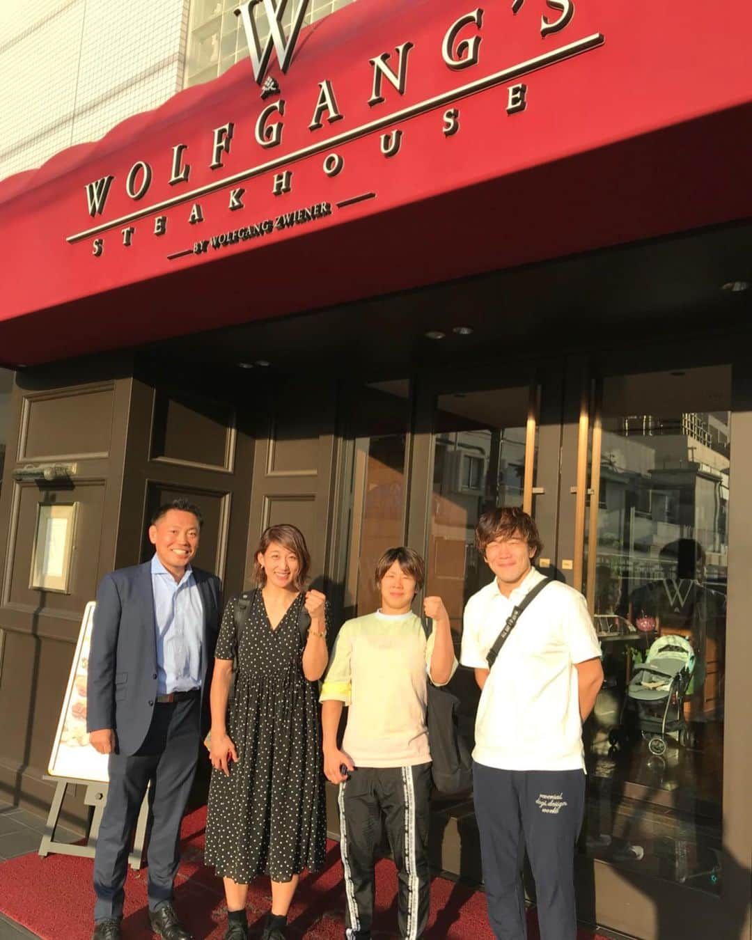 杉山しずかさんのインスタグラム写真 - (杉山しずかInstagram)「初！ウルフギャング！ Amazing day @wolfgangssteakhousejapan “✌️BEAUTIFUL✌️” すぎて、圧倒されぱなしでした。 浦澤さんありがとうございました！お肉にもお話しにも圧倒された時間でした！ 山﨑さん、夏南子ちゃんありがとうございました！ #speedy いつも応援いただいています！ @m_r_t_k_n_k  アメリカ✈️へ戻ってしまいましたが、そのまえに一緒にゆっくりご飯たべれて嬉しかったです！が、最近、あっちの方で〜と話すジェスチャー🖕が気になります笑っ 見間違えだといいです。画伯はやってくれることでしょう！ #初tボーン  #もう最高でした #mma #bjj #格闘技 #グレート村田 #毒霧」9月17日 21時05分 - shizukasugiyama0211