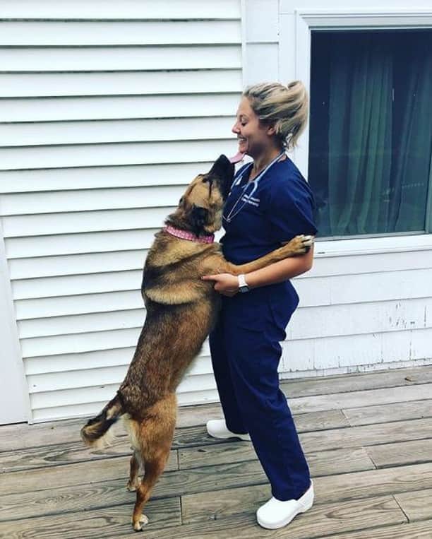 のインスタグラム：「That feeling when mom finally comes home from work! Thanks to @samhayes177 for the adorable pic! . . . #dansko #instalove #clogs #shoes #danskos #justyourfavorites #instagood #danskostyle #comfort #newshoes」