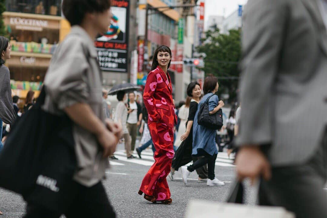 マリメッコさんのインスタグラム写真 - (マリメッコInstagram)「The classic Vetoava blazer and the Osuva trousers carry the iconic Unikko pattern in a luscious pink and dark red colourway. ⠀⠀⠀⠀⠀⠀⠀⠀⠀ Explore our new #boldbynature episode with illustrator Shen Tanaka on our page, link in the bio. #boldbynature #marimekko」9月17日 21時01分 - marimekko