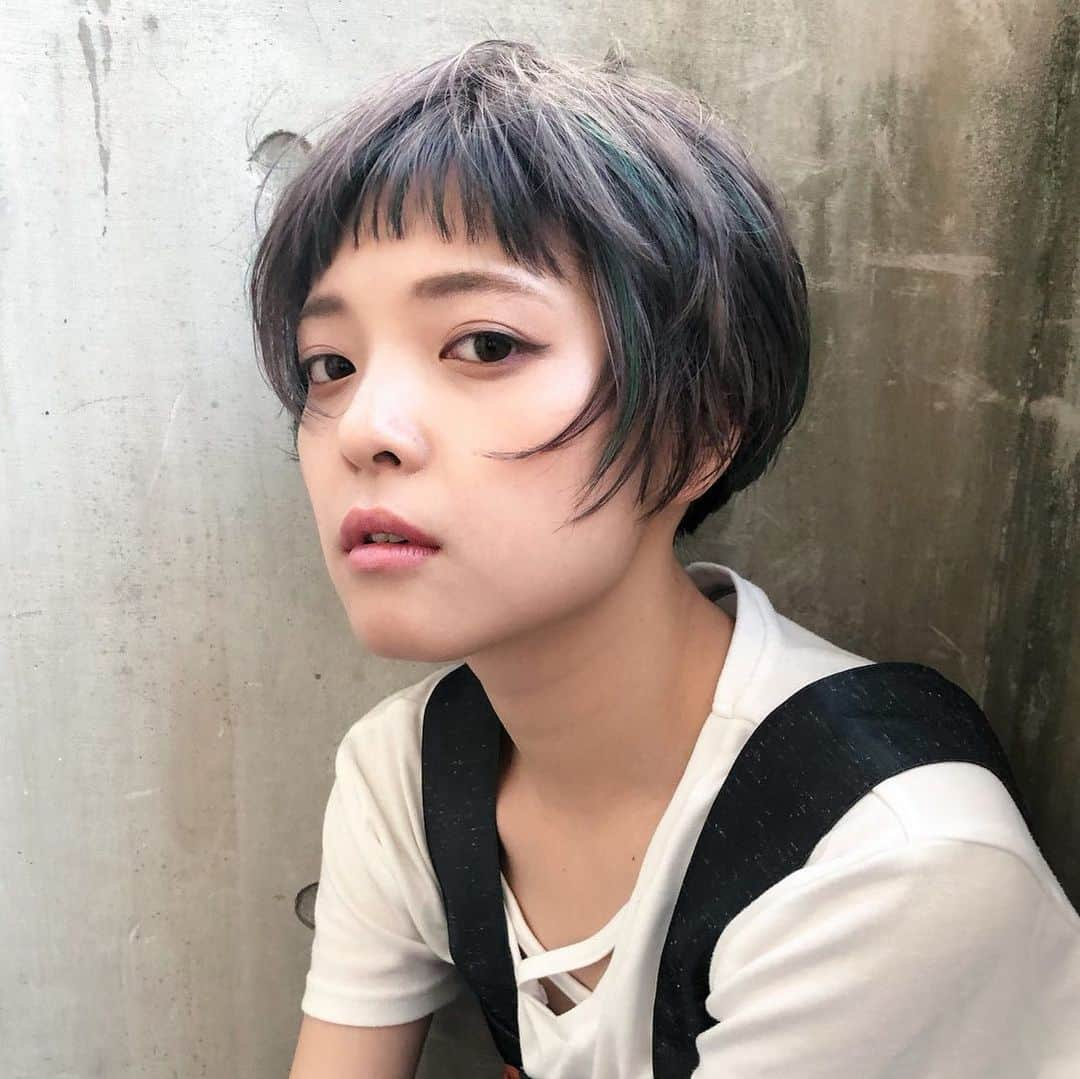 HAIRさんのインスタグラム写真 - (HAIRInstagram)「"ショートにするなら？" 毎週火曜日は、HAIR編集部が厳選したかわいいショートスタイルをお届けします💛 「なりたいワタシ」を叶えてくれるスタイリストは必ずいるっ✨ . ------------------------------------------------ Styling by「栗原貴史」 @kuri0804 . 🌼PEEK-A-BOO NEWoMan新宿🌼. 東京都新宿区新宿４-1-6  NEWoMan 新宿4F ☎03‐5361‐6003 定休日：なし 営業時間：11:00～22:00 ・ ✂メニュー✂. カット7,000円～/カラー7,000円～/パーマ7,000円～ ✂ひとこと✂. 素早くスタイリング出来るヘアスタイル、ショート、ボブ、ロブが得意です。骨格や髪質、毛流れに合わせてカットする事で、手で乾かしただけで収まるカットはお客様から好評です。必ず似合う髪型をご提案いたします。 ------------------------------------------------ #オン眉バング #新宿ヘアサロン #新宿美容室 #ショートヘア #ショート #ショートカット #ショートボブ #ショートヘアー #ヘアスタイル #ヘアカタログ #ヘアカラー #ヘアスタイリング #髪型 #美容室 #髮型屋 #髮型設計 #发型 #短髮 #日系髮型 #女生髮型 #女生短髮 #shorthair #염색 #헤어 #숏컷 #ทรงผม #haircolor #hairstyle #hair #instagood」9月17日 21時02分 - hair.cm