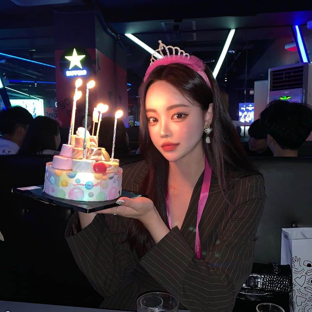 キム・ダビンさんのインスタグラム写真 - (キム・ダビンInstagram)「아직 끝나지 않은 생일 ,, 🎂🎉」9月17日 21時04分 - daxbin