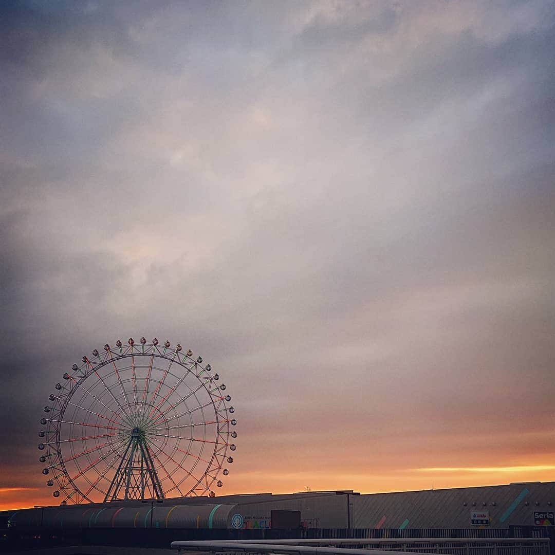 和田益典さんのインスタグラム写真 - (和田益典Instagram)「◆ だいぶ . 日が短くなってきましたな。 . . . #わだますのりんくう . #スマホ写真 #西陽 #西日 #写真 #夕暮れ #夕焼け #イマソラ #雲 #cloud #太陽 #インスタ映え #空 #観覧車 #🎡 #日没 #color #秋空 #ferriswheel  #landscape #sunset #autumnsky #sky #smartphone #photostagram #picture #photo #view #autumn #japan . .」9月17日 21時14分 - masunori_wada