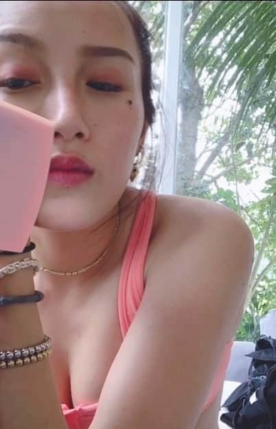 安柏兒のインスタグラム：「常遇到網友的問題： 平常看我又曬太陽又進水裡又運動爆汗的 都是怎麼維持不掉妝的？ 化妝習慣跟技巧是什麼？. . 不是我不回答  只是, 除了天生麗質 實在沒有什麼可以教給大家的 哈哈哈哈哈哈哈哈 （來 好的 以下開放嘔吐） . 因為多半時間有接睫毛 所以化妝上 給我省了很多時間  #我懶我驕傲  這次台東輕旅 趁著有朋友在旁邊 一起化妝更有趣 而我們又總是玩樂中不失拍拍大片的精神 可惜這次我們的大片王 @dozkuo.photo 遠赴他鄉工作沒跟到 🤷🏽‍♀️ 反正 這次算稍～多一點點的日常步驟 特此拍下來做個紀錄 算我的中等淡妝 也不專業  但 總之 想要玩水兼拍美照？ 我是這樣做的～😎🎵. #終於生出分享影片了 🤷🏽‍♀️ #請給點鼓勵以及關懷吧 . 以下開放提問 也想知道大家想看的想聽的想說的🙋🏼🙋‍♂️ . 全部用手機剪輯  我已經快瞎了 還希望各位笑納 🙏🏽」