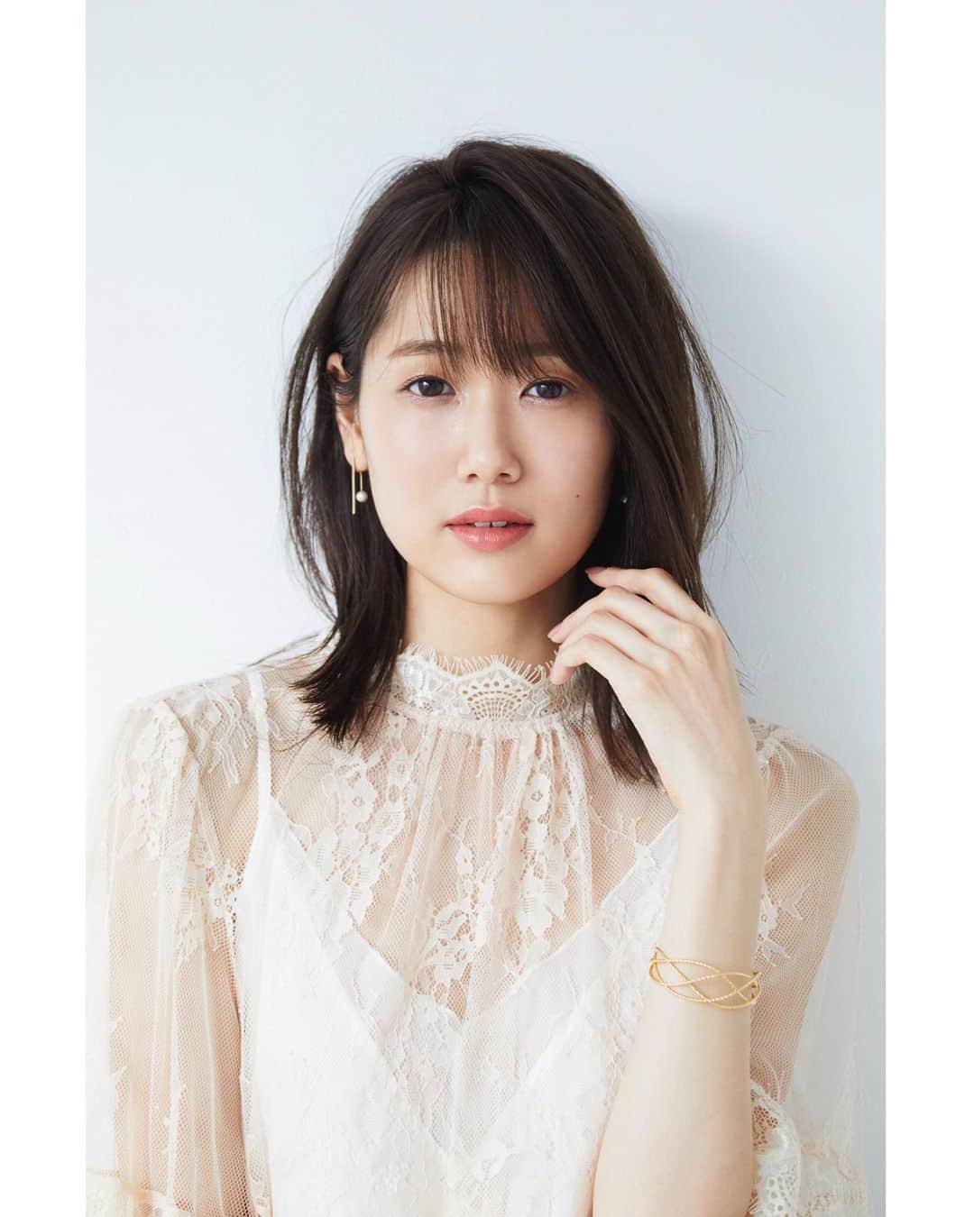小林ようのインスタグラム：「作品撮りをずっとサボっていたせいで事務所HPの私のプロフィール写真はいまだに髪がロングのままだけどようやく変えられますね！マネージャーさん！ #でもまた髪少し伸ばそうかなと思ってますけど . 📷 : Haruka Hirama 💄 : @kayoco.m 👗 : Kazuko Takiguchi 🙎‍♀️ : @yoco12 . #testshoot #shooting #portrait  #portfolio #model #japanese #tokyo #naturalmakeup #beauty #모델 #도쿄 #일본 #메이크업 #作品撮り #自然光  #小林よう」