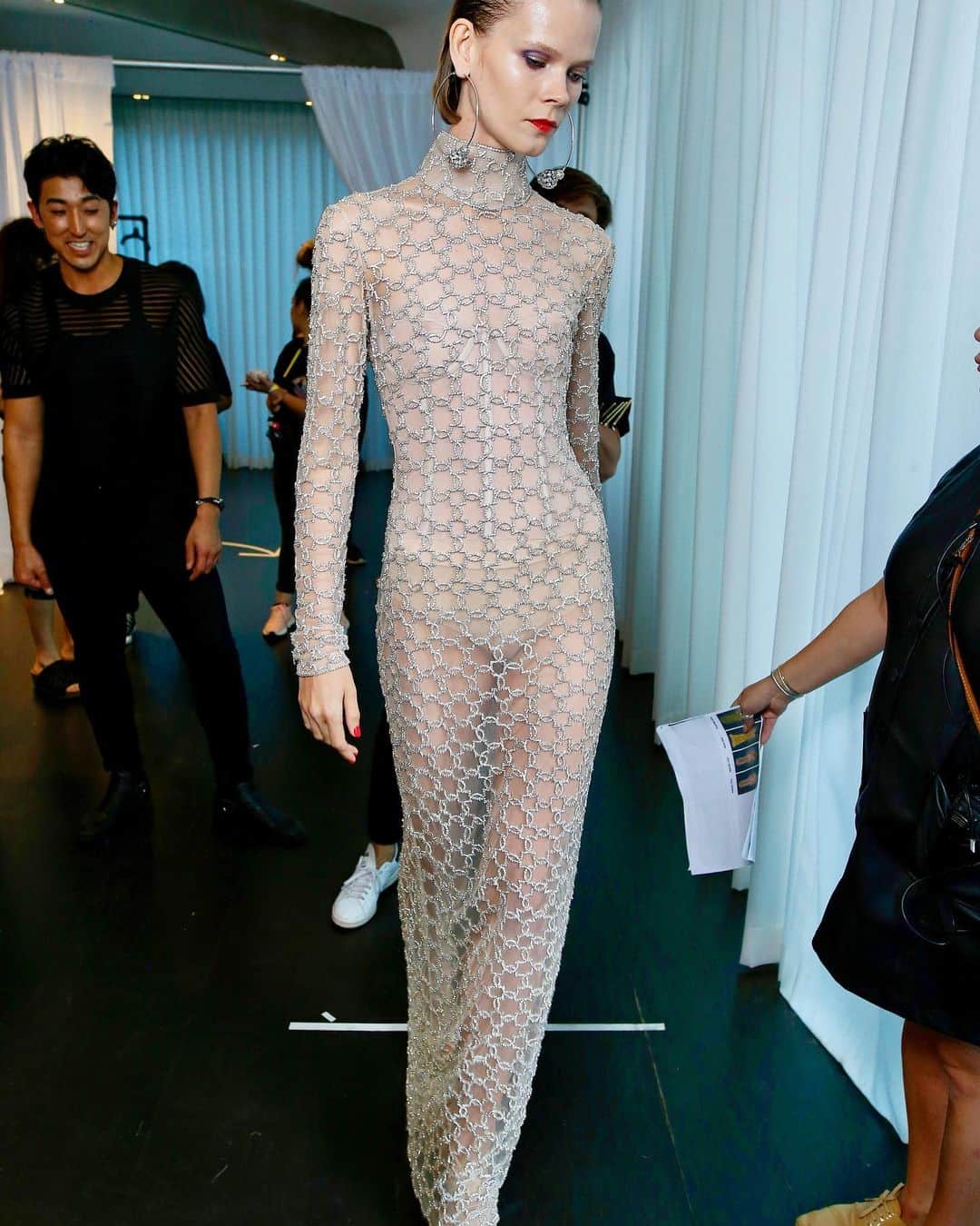 のインスタグラム：「Backstage. Tulle and crystals. Naeem Khan #ss2020 #redcarpet #glamour」
