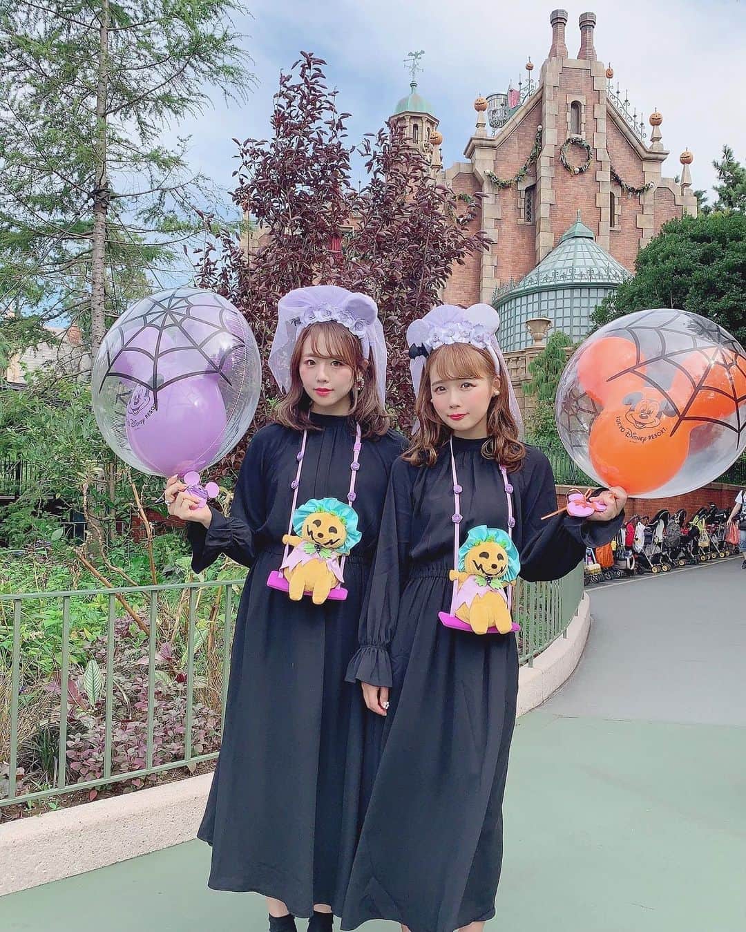 Shihorinさんのインスタグラム写真 Shihorininstagram ひなひちゃんと花嫁バウンド ハロウィングッズは今年getしたよ ハロウィンverの風船も コーデにぴったりだった Shihorin Disney Disney Disneyland Tokyodisneyland