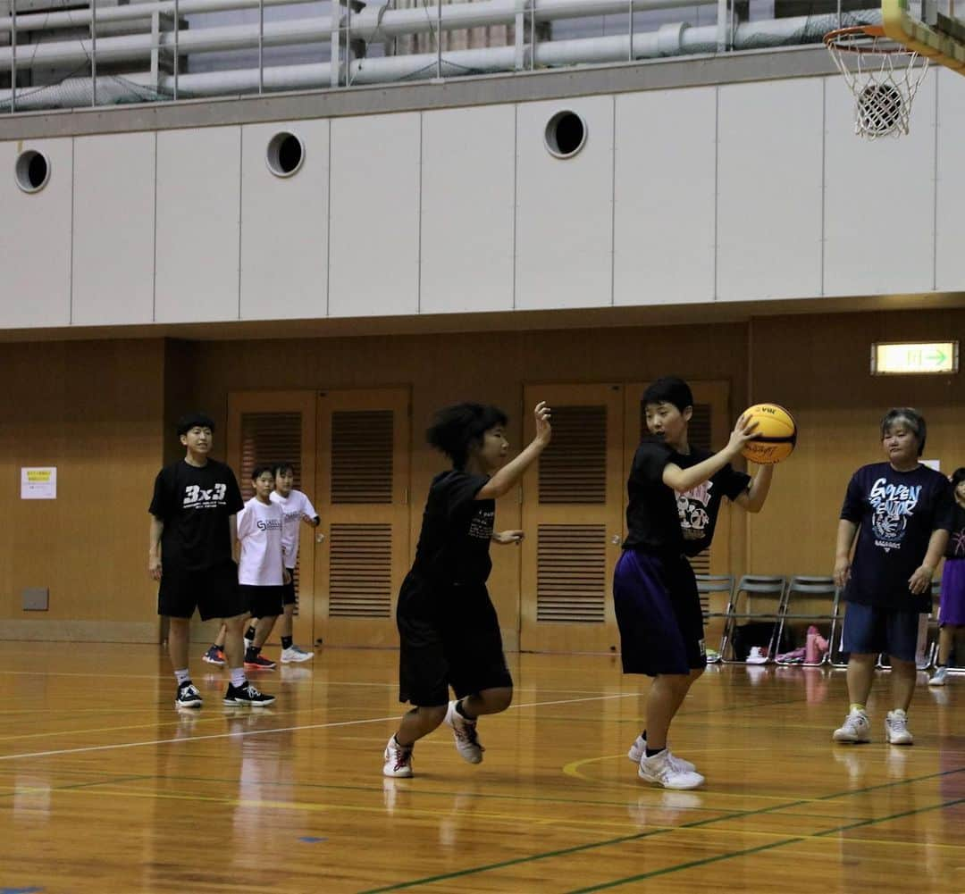 大神雄子さんのインスタグラム写真 - (大神雄子Instagram)「次は東京で待ってるよ😊  3x3WS WS Tokyo2019  3人制バスケットボール(3x3)の国際大会まであと4日🔥  試合と試合の間のBreak Timeには必ずイベントがありますが、今回は長崎Jr.3x3Treasure vs アルボラーダU15の試合を男女します！ その練習につい昨日まで長崎に行って参りました🏀  まだまだ若い選手のなにかきっかけになる大会にもしたかったので、こうしてU15の、そして地方から来る選手が違う県の選手と試合するという、本当に楽しみな時間になりそうです！ みんな上手くなりたい！ここを目指したい！と思ってもらえるような時間になれるよう、皆様の応援もよろしくお願いします🔥 @ws_tokyo2019 のストーリーには選手の意気込みも投稿します‼︎ そして2日目にはもう１つエキシビジョンマッチを開催します！ こちらも色々なバスケットをしてる方達の9人を集めましたので、楽しみにしていてくださいねっ🙌‼︎ #wstokyo2019  #あと4日 #長崎Jr.3x3treasure #アルボラーダU15 #エキシビジョンマッチ #3x3 は #オリンピック種目 #🏀」9月17日 21時10分 - shin___01