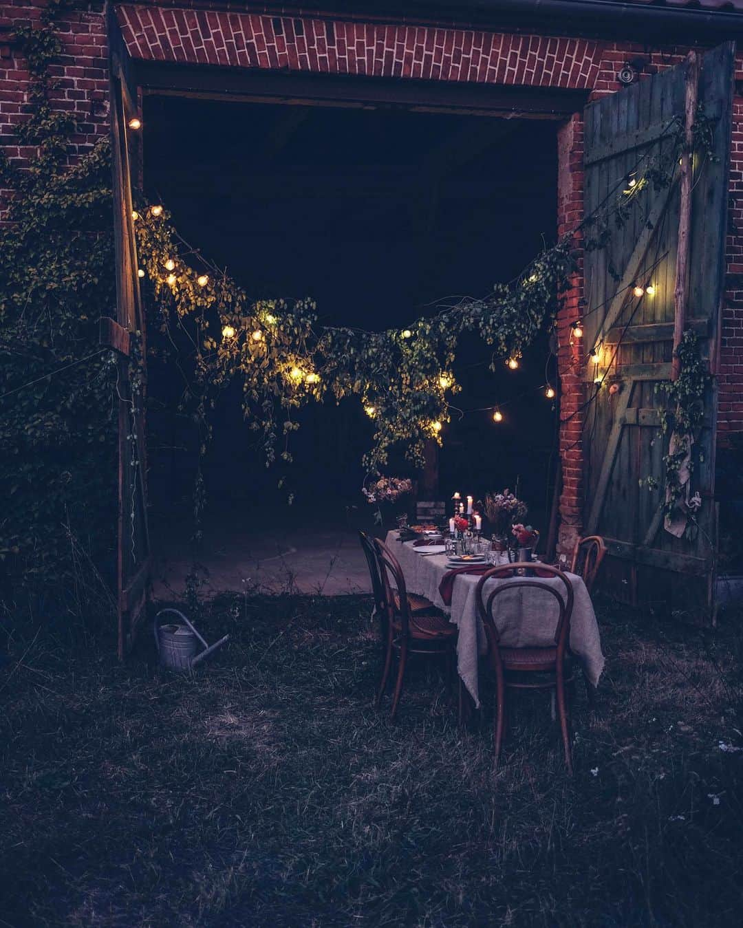 Our Food Storiesさんのインスタグラム写真 - (Our Food StoriesInstagram)「From a magical autumn evening infront of the barn ✨ More photos will be on the blog soon. #ourfoodstories_countryside  ____ #fellowmag #countrysideliving #countrysidelife #gatheringslikethese #gatherings #tabledecoration #tablesetting #ourfoodstories #simplejoys #verilymoment #countrysidedinner #outdoordecor #gardenista #foodstylist #germanfoodblogger #foodphotographer」9月17日 21時10分 - _foodstories_