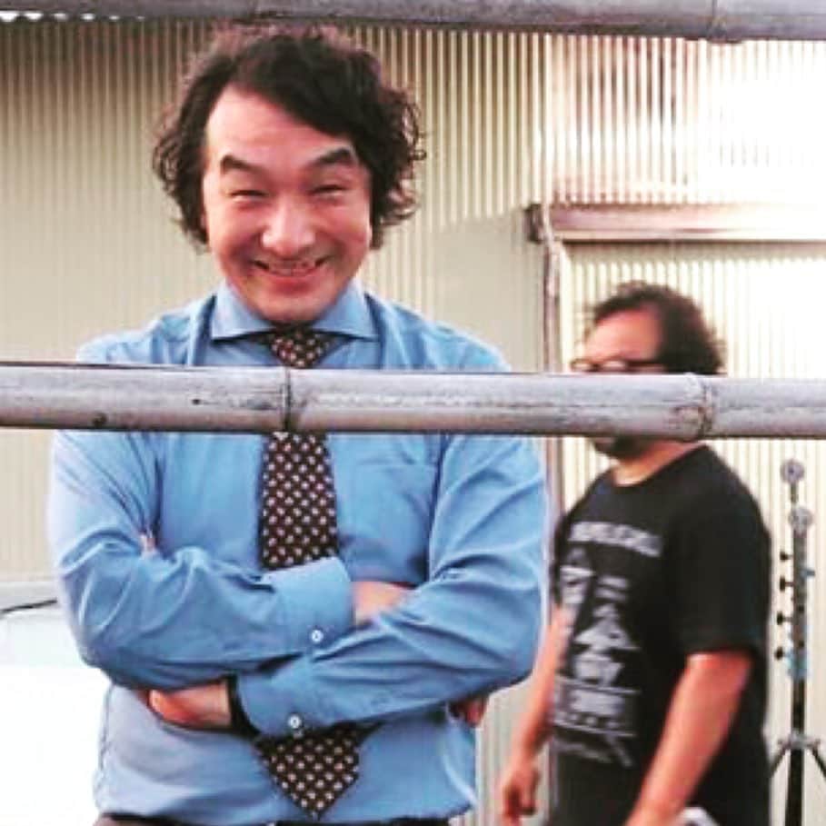池田鉄洋さんのインスタグラム写真 - (池田鉄洋Instagram)「TWOWEEKS最終回始まってまーす！ 後ろにいるのは本橋監督です。」9月17日 21時22分 - ikedatetsuhiro