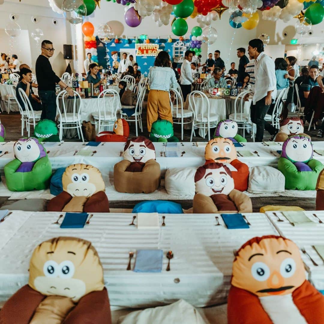 Iya Villaniaさんのインスタグラム写真 - (Iya VillaniaInstagram)「Been meaning to post this sooner but then... life 🙈😆 Here’s a look at the awesome giveaways at the boys’ party 😆 @arteegram_manila always have great suggestions and their mini sofa was something new that they made for Primo and Leon 😊 we had the works! Mini sofa, mugs, backpack, pens, coin banks! And even a coloring set with toy story crayons by @crayoloveph ❤️ I didn’t get to witness it but apparently everyone was trying to reserve their fave character mini sofa 😂 📸 @rocket」9月17日 21時16分 - iyavillania