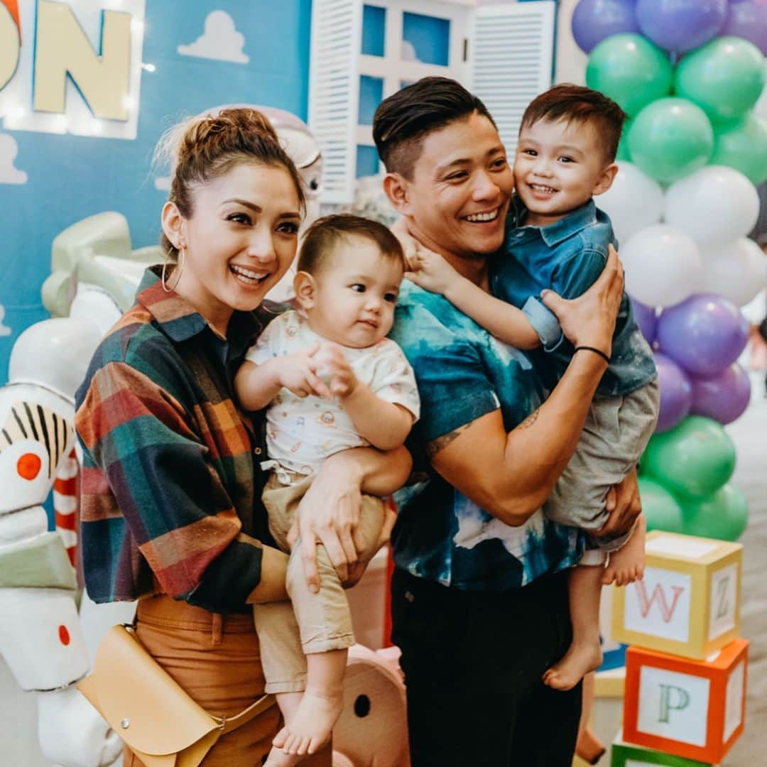 Iya Villaniaさんのインスタグラム写真 - (Iya VillaniaInstagram)「Been meaning to post this sooner but then... life 🙈😆 Here’s a look at the awesome giveaways at the boys’ party 😆 @arteegram_manila always have great suggestions and their mini sofa was something new that they made for Primo and Leon 😊 we had the works! Mini sofa, mugs, backpack, pens, coin banks! And even a coloring set with toy story crayons by @crayoloveph ❤️ I didn’t get to witness it but apparently everyone was trying to reserve their fave character mini sofa 😂 📸 @rocket」9月17日 21時16分 - iyavillania