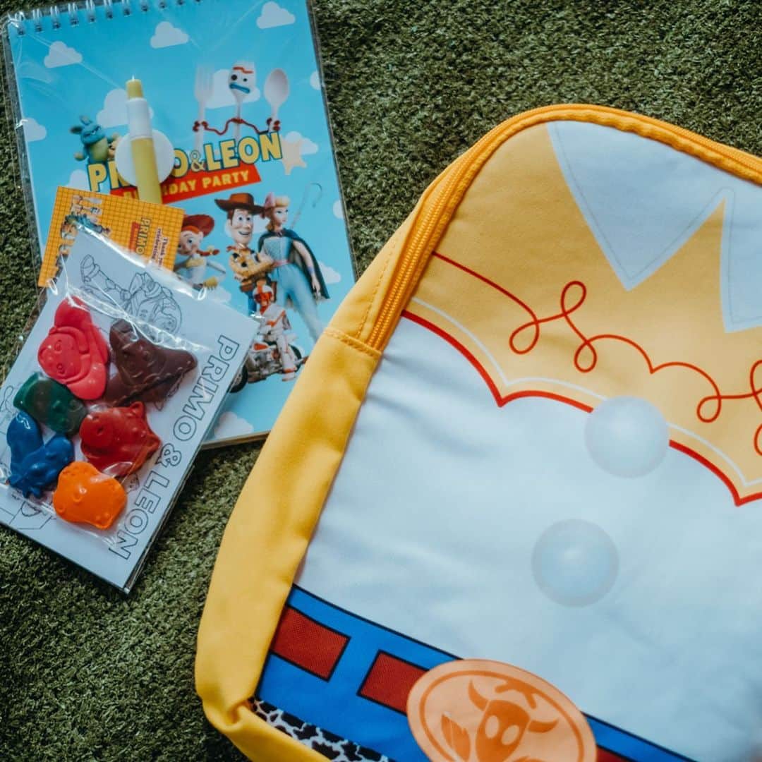 Iya Villaniaさんのインスタグラム写真 - (Iya VillaniaInstagram)「Been meaning to post this sooner but then... life 🙈😆 Here’s a look at the awesome giveaways at the boys’ party 😆 @arteegram_manila always have great suggestions and their mini sofa was something new that they made for Primo and Leon 😊 we had the works! Mini sofa, mugs, backpack, pens, coin banks! And even a coloring set with toy story crayons by @crayoloveph ❤️ I didn’t get to witness it but apparently everyone was trying to reserve their fave character mini sofa 😂 📸 @rocket」9月17日 21時16分 - iyavillania