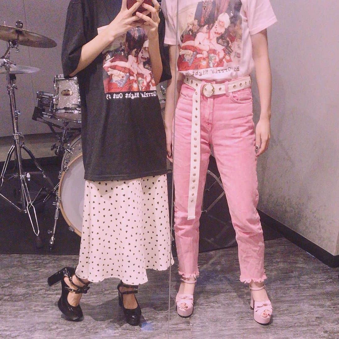 ハナエさんのインスタグラム写真 - (ハナエInstagram)「今週土曜21日は渋谷gladでLIVEです。北出菜奈姫の企画♡遊びに来てね。チケットは菜奈姫のSNSから。  グッズのTシャツふたりで着た👯‍♀️（わたしの服がゆるずる過ぎるのは菜奈姫から受け取ったBIG Tをワンピの上から着てるだけで、きちんとコーデしてないからです笑） ﻿ ﻿ ﻿ ﻿ #nanakitade #badgrrrlsnightout #北出菜奈 #HANAE #ハナエ」9月17日 21時17分 - hanae_0227
