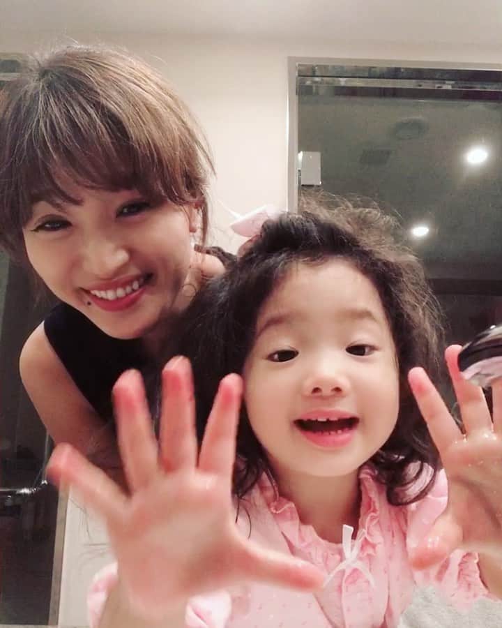 廣瀬規子のインスタグラム：「#素晴らし #頂きました #2歳8ヶ月 #女の子 #自分で自分を褒めるの上手」