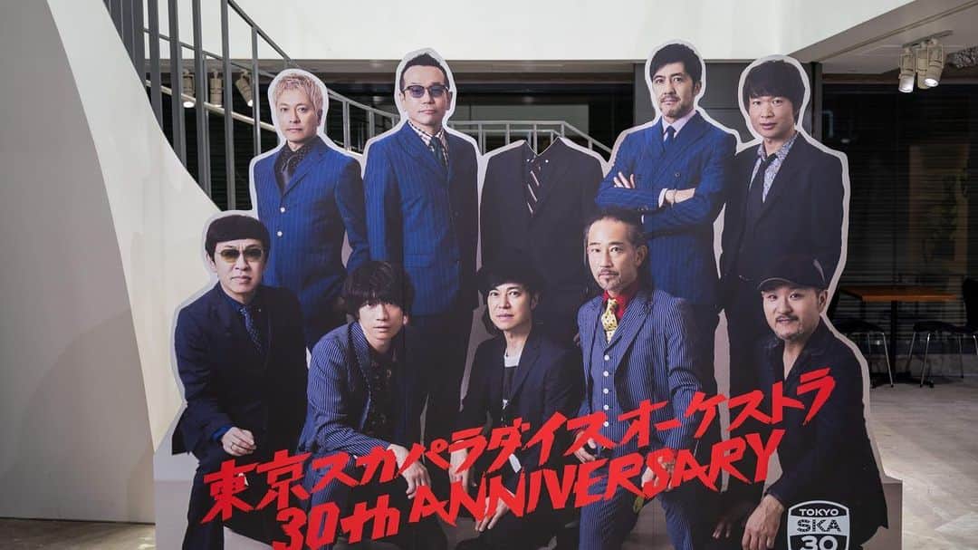 GINZA SONY PARK PROJECTさんのインスタグラム写真 - (GINZA SONY PARK PROJECTInstagram)「Ginza Sony Parkで開催中の「#010 MUSIC IN THE PARK ～東京スカパラダイスオーケストラと作る音楽の森～」。デビュー30周年の東京スカパラダイスオーケストラ（スカパラ）と一緒に、メンバーの思い出のアルバムに出会えるレコードショップ「ginza paradise records」や、120曲もの楽曲が自由に聴ける「MUSIC FAMILY TREE」など、音楽の楽しみが広がる「音楽の森」を作りあげました。⁠⠀ ⁠⠀ スカパラ自身も楽しんだ「MUSIC FAMILY TREE」は、銀座駅のコンコースから繋がる地下フロアに広がる数十本の音楽の樹々。これまでスカパラがコラボレーションや演奏参加してきた、数多くのアーティストたちとの「系譜」とも言える体験型展示です。幅広いジャンルの120曲を回遊しながらヘッドホンで聴くことができ、30年分のJ-POP史や新たな音楽の発見を楽しんでいただけます。⁠⠀ ⁠⠀ また、楽曲「The Terminal」を奏でる円状に配置された15本のグラスサウンドスピーカーには、ひとつずつ楽器の音が割り当てられているので、メンバーに囲まれて演奏を聴いているような特別な体験ができます。⁠⠀ ⁠⠀ 他にも、メンバーの今の様子が覗けるかもしれない「スカパラの窓」など、さまざまな仕掛けがあります。⁠⠀ ⁠⠀ 「#010 MUSIC IN THE PARK ～東京スカパラダイスオーケストラと作る音楽の森～」は、10/6(日)まで開催中。ぜひお越しください。⁠⠀⁠⠀ ※ プログラム詳細は、プロフィールのURLから。⁠⠀ ⁠⠀⁠⠀⁠⠀⁠⠀ #ginzasonypark #スカパラと作る音楽の森 #スカパラ #東京スカパラダイスオーケストラ #tokyoskaparadiseorchestra #銀座ソニーパーク #レコード @tokyoska_official⁠ #sony #glasssoundspeaker #グラスサウンドスピーカー #スカパラの窓 #theterminal」9月17日 21時24分 - ginzasonypark