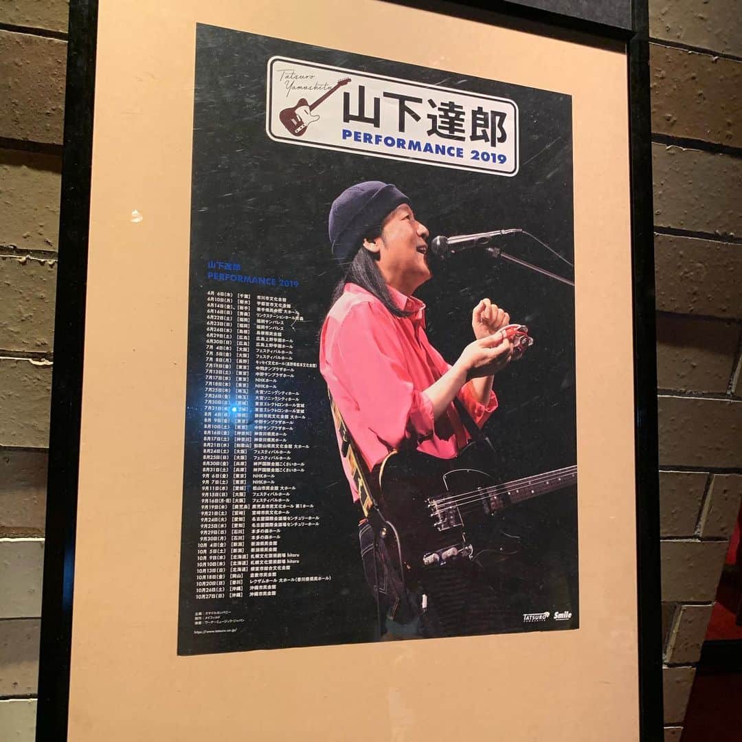 のインスタグラム：「念願の山下達郎ライブへ🔥 期待を大きく越えてもはや衝撃的だった。 全てが素敵過ぎたし音楽ライブを通してこんなに価値のある時間を感じたのは'09にフジロックで観たOASIS以来だった。 パフォーマンス力と音の良さ、MC、音楽への拘りと姿勢、溢れ出る創作意欲、客の熱量、何処を取っても凄かったし勉強になる。でも1番勉強になったのは独自の活動スタンス。 色々知れて出来てしまう時代に、確かな存在感とヒントがあった。 やはり本当に良いものに触れると人は本能的に解る、だって勝手に泣いたもんw 3年越しでようやく当選し遥々大阪まで行った甲斐あり。 そしてまた行きたい。 最後に言ったカッコ良く歳を取りましょうって言葉も説得力あったなぁ。 因みにタイラーがfragileをサンプリングして全米1位獲得したのは知ってたがやらなかったw  #山下達郎  #tatsuroyamashita #尊敬」