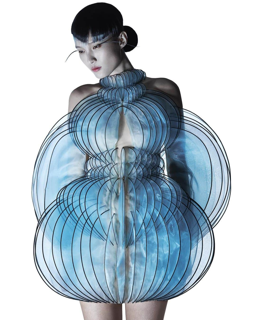 Iris Van Herpeさんのインスタグラム写真 - (Iris Van HerpeInstagram)「The ‘Spheroid’ dress of 'Hypnosis' majestically captured by @albertwatsonphotography, embodied by @chunjie_liu and styled by @patti_wilson. ∞ Transparent blue organza hemispheres are multilayered forming larger spheres that weave into each other by fine black cyclic boning lines that are lasercut and heatbonded, fading the relationship between surface and substance. ∞ Producer: Elizabeth Watson Hair: @tomikono_wig  Make up: @kabukinyc  #irisvanherpen #hypnosiscouture #albertwatson」9月17日 21時28分 - irisvanherpen