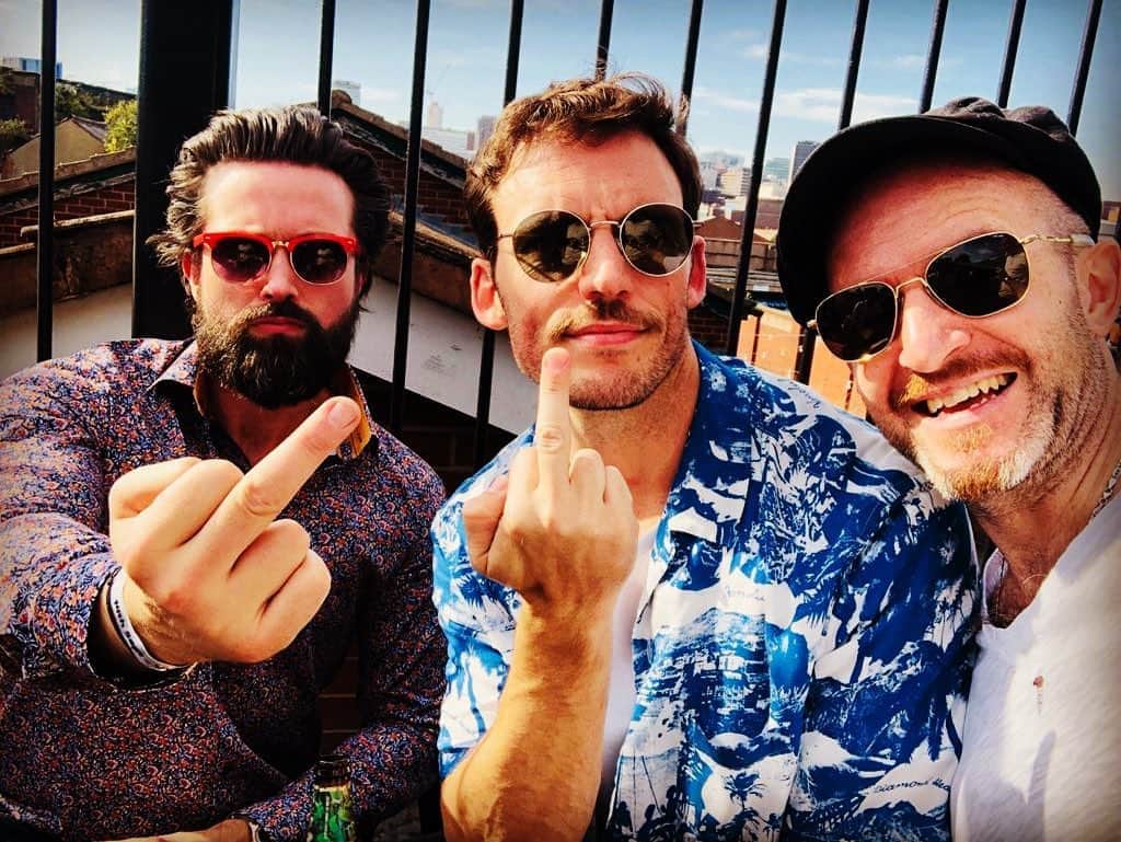 サム・クラフリンのインスタグラム：「🖕🏻」